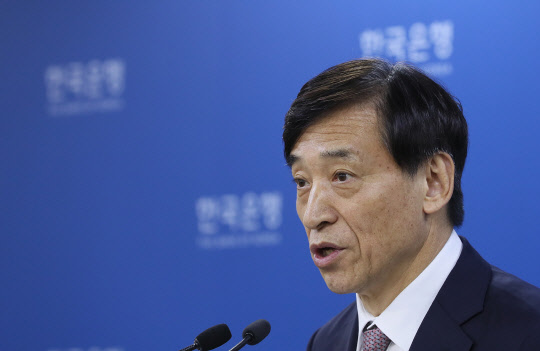 '통화정책방향은?'  이주열 한국은행 총재가 18일 오전 서울 중구 한국은행 브리핑실에서 금융통화위원회 통화정책방향 관련 브리핑을 하고 있다. 2018.10.18